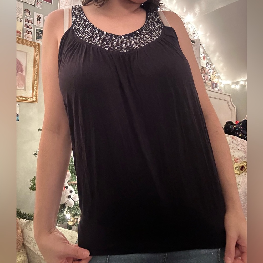 Super cute y2k style tank top with a halter type neck!! 🖤